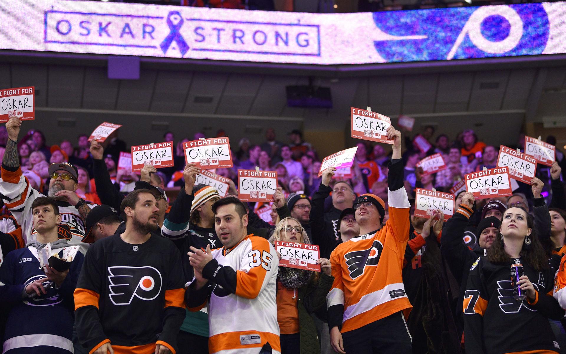 I fredags meddelade Philadelphia Flyers att den svenske forwarden Oskar Lindblom drabbats av en cancersjukdom. Under tisdagen visade publiken sitt stöd till svensken i lagets hemmaarena. 