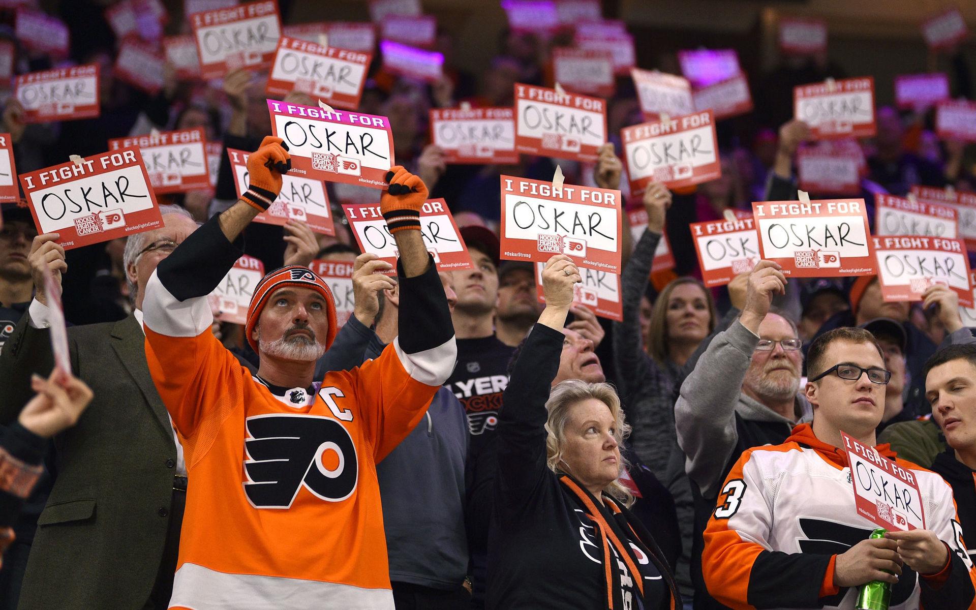 I fredags meddelade Philadelphia Flyers att den svenske forwarden Oskar Lindblom drabbats av en cancersjukdom. Under tisdagen visade publiken sitt stöd till svensken i lagets hemmaarena. 