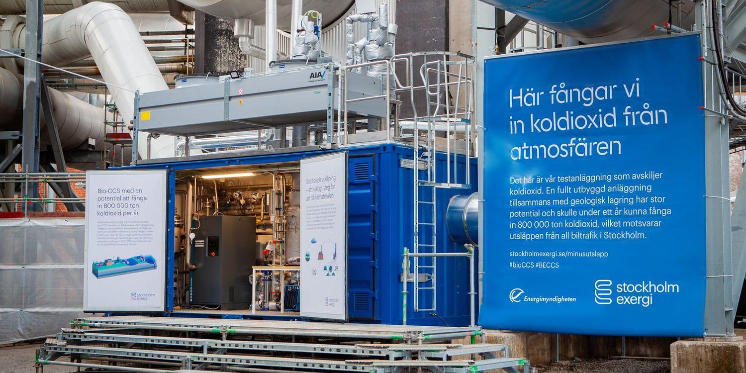 Den första svenska, och en av de första överhuvudtaget, anläggningarna för bio-CCS där man fångar in koldioxid från ett värmeverk och samtidigt använder förnybara råvaror gick i drift i Stockholm i luciaveckan. 