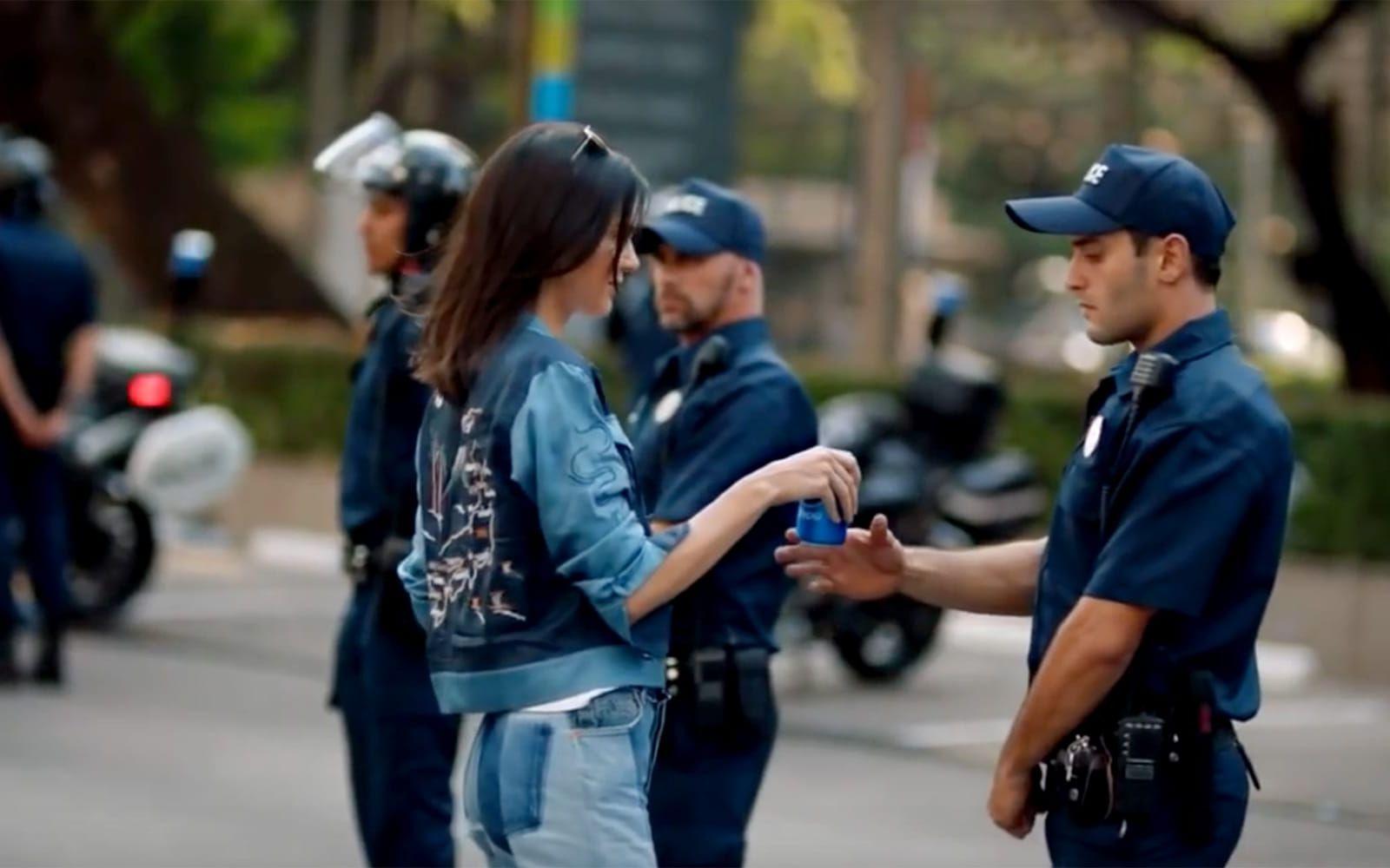 <strong>PEPSI 2017. Reklamen:</strong> Fotomodellen Kendall Jenner lämnar en plåtning för att delta i en demonstration, bjuder en kravallpolis på en Pepsi. Polisen tar en slurk och skålar med demonstranterna. <strong>Kritiken:</strong> Massiv. Pepsi anklagas för kulturell appropriering. Hånen och ilskan på sociala medier riktas mot att läskjätten bagatelliserar viktiga demokratiska frågor. <strong>Efterspelet:</strong> Pepsi försvarar reklamen, men när reaktionerna blir tillräckligt starka drar man tillbaka klippet och ber om ursäkt: ”Uppenbarligen gjorde vi ett misstag och ber därför om ursäkt.” Foto: Skärmbild/Pepsi