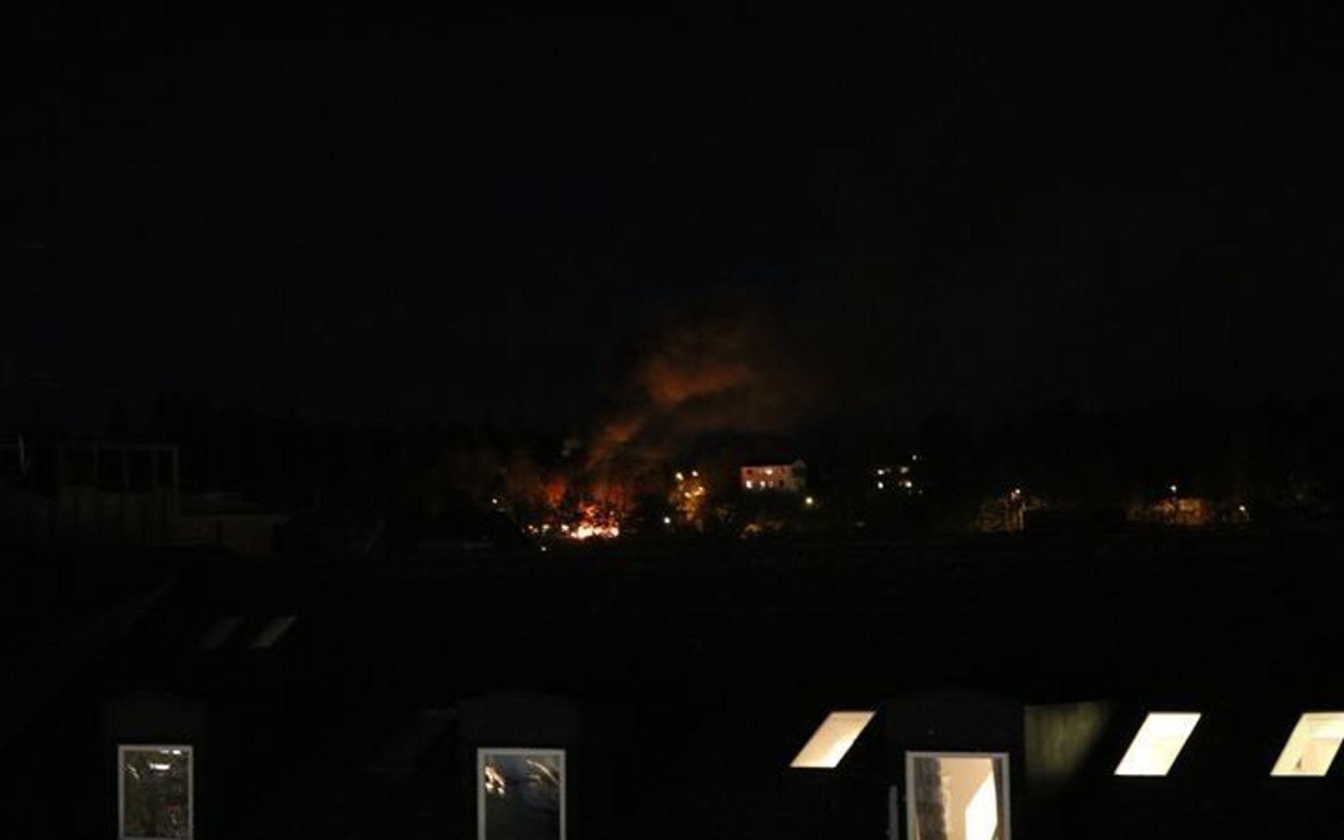 Tre bilar började brinna på Strömsbergsvägen vid 21-tiden på lördagen. Det var en av flera bilbränder under lördagskvällen. 