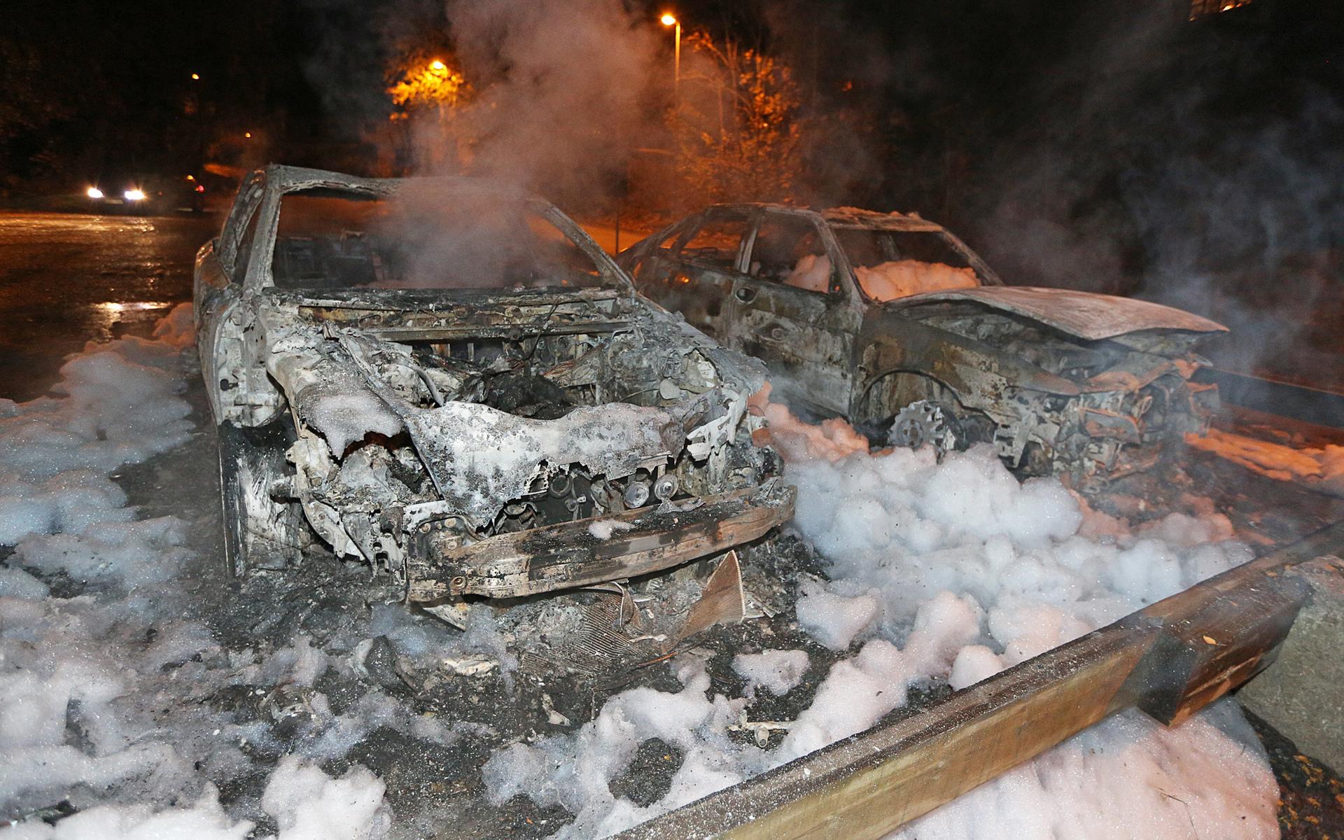 Flera bilar blev helt utbrända. 