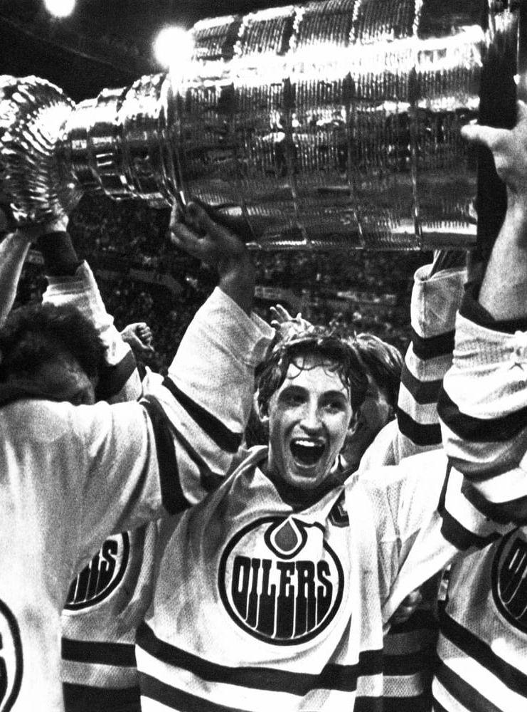 Plats 9: 1983-84 Edmonton Oilers. Under sitt första år som lagkapten tar Wayne Gretzky sitt Oilers till nya höjder. I gott sällskap med superstjärnorna Jari Kurri, Mark Messier och Paul Coffey avslutade man New York Islanders fyra år långa dynasti och påbörjade Edmontons. Bild:TT
