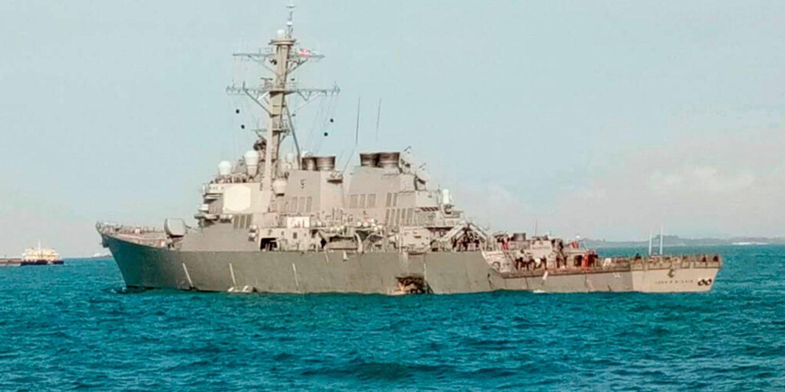 USS John S McCain efter krocken.
