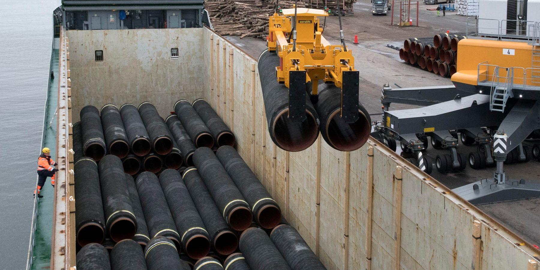 Rör som ska användas för att bygga Nord Stream 2 lastas i hamnen i Karlshamn. Arkivbild.