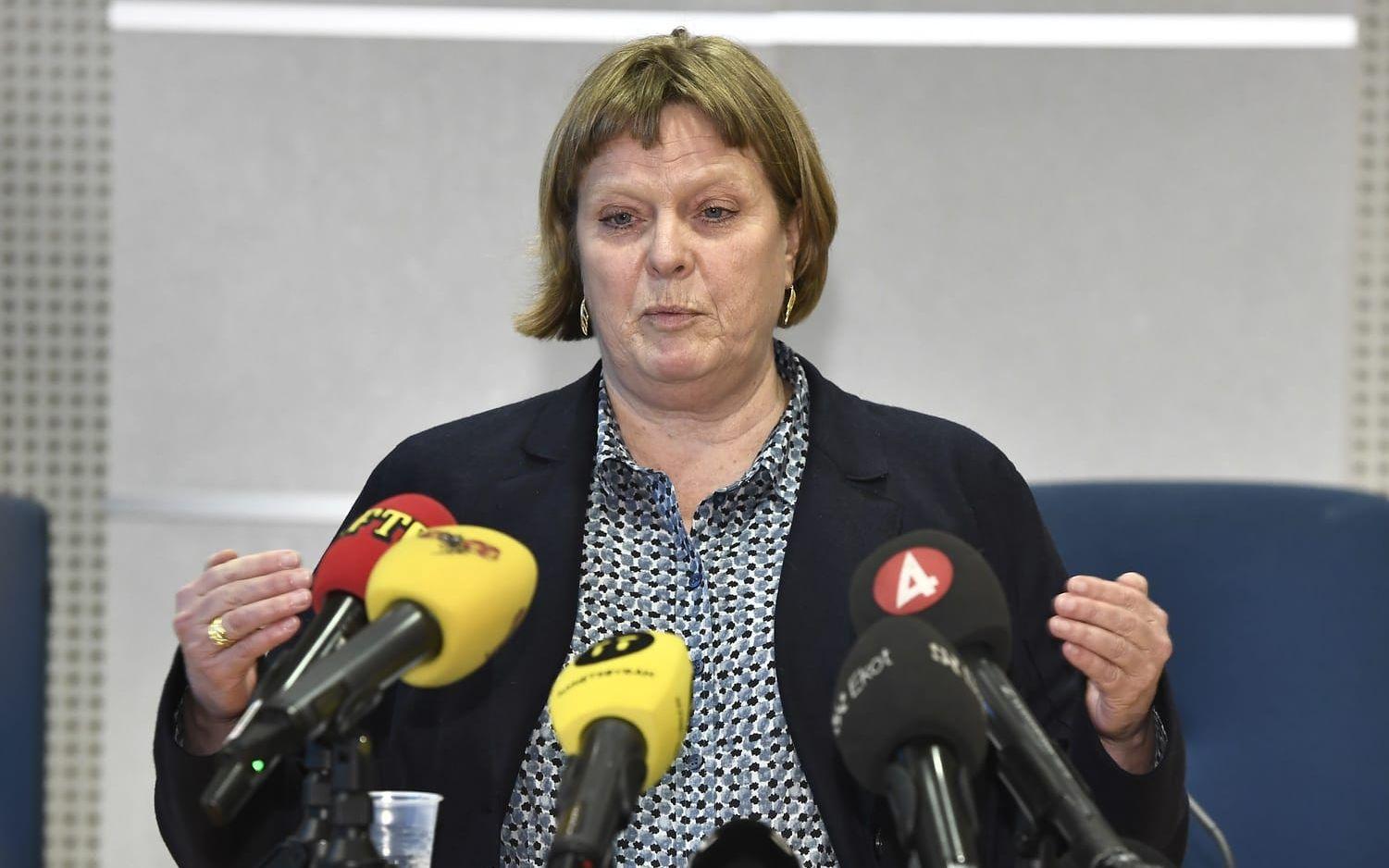 Chefsrådman Erica Hemtke förklarar dom i målet under en pressträff i Södertörns tingsrätt. Bild: TT.