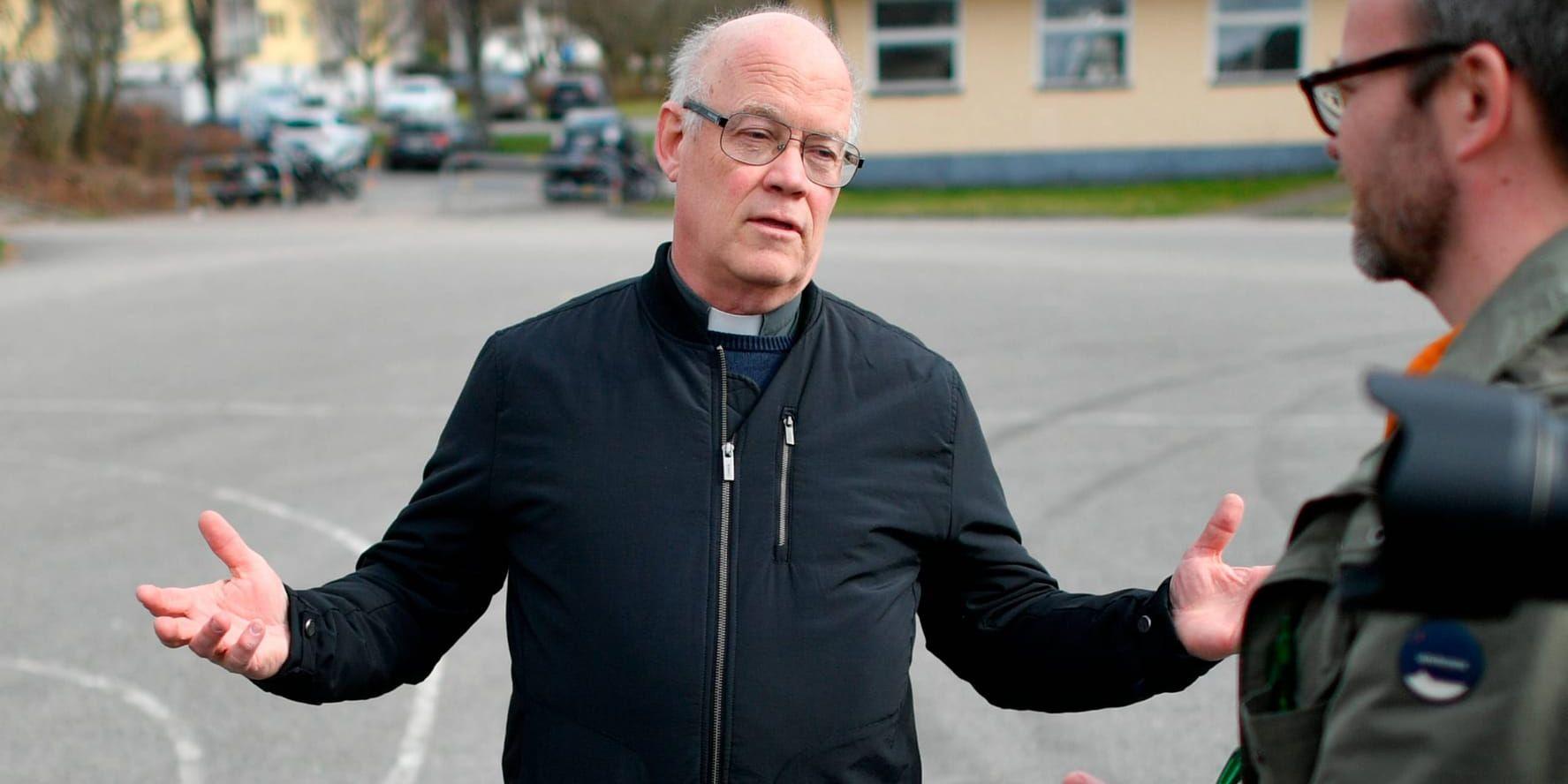 Göran Landgren, präst i Örby-Skene församling leder en av de tre begravningsgudstjänsterna som hålls för offren i busskatastrofen.