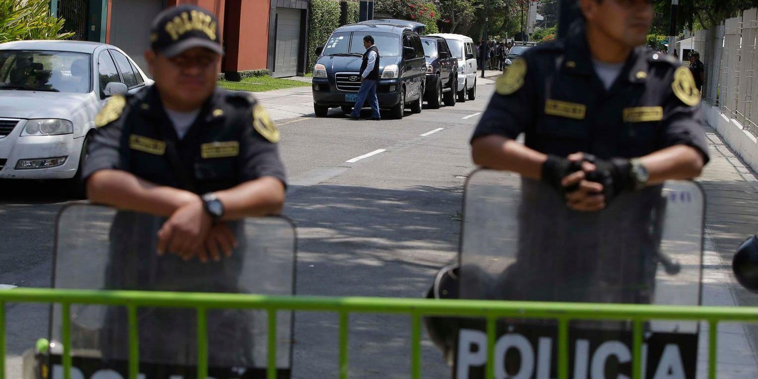 Polisen vaktar utanför en av expresidenten Pablo Kuczynskis bostäder i Lima, Peru.