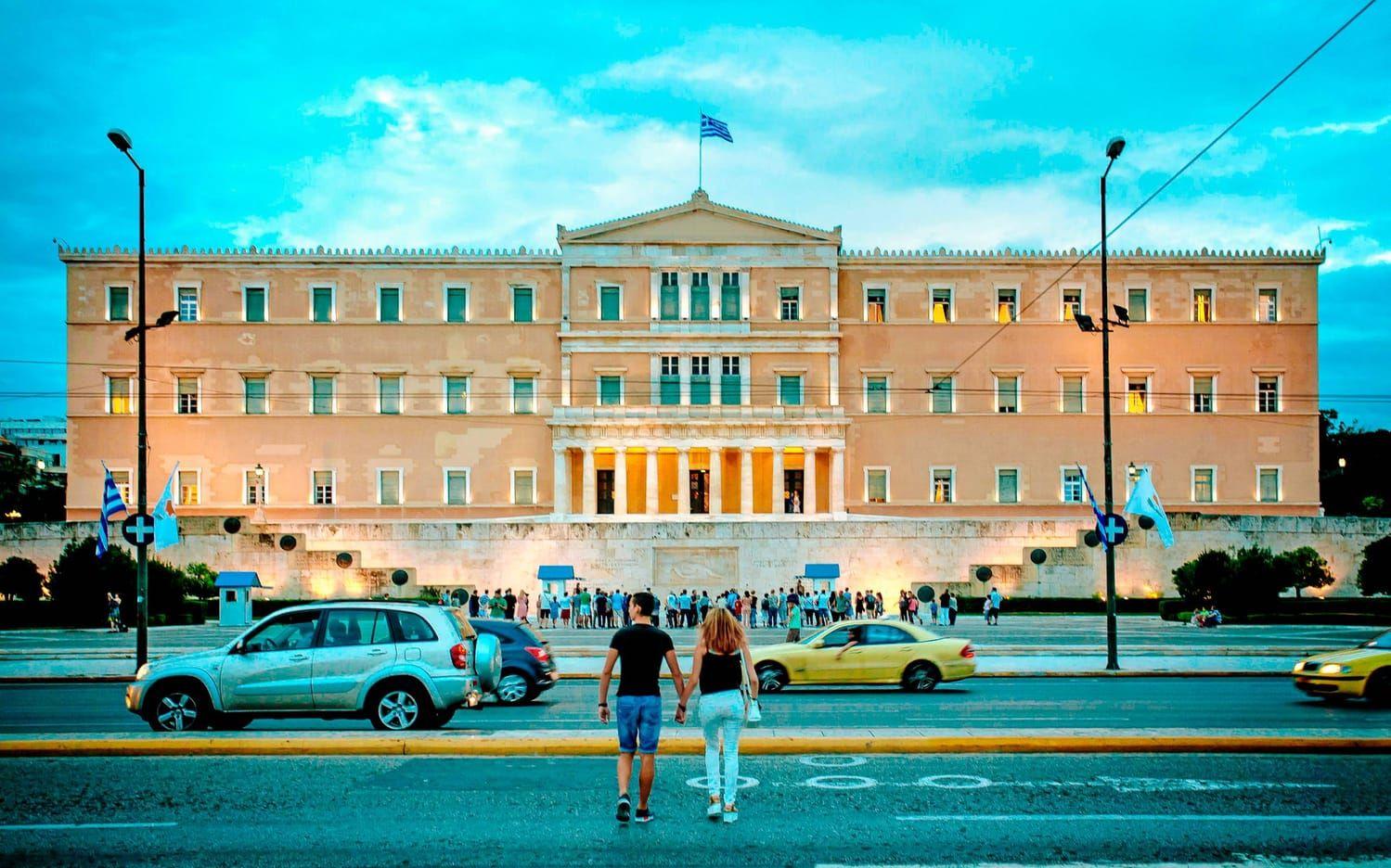 Det grekiska parlamentet i Aten. Här hölls ofta demonstrationer i den ekonomiska krisens första år. Nu försöker befolkningen gå vidare. Bild: Olof Ohlsson.