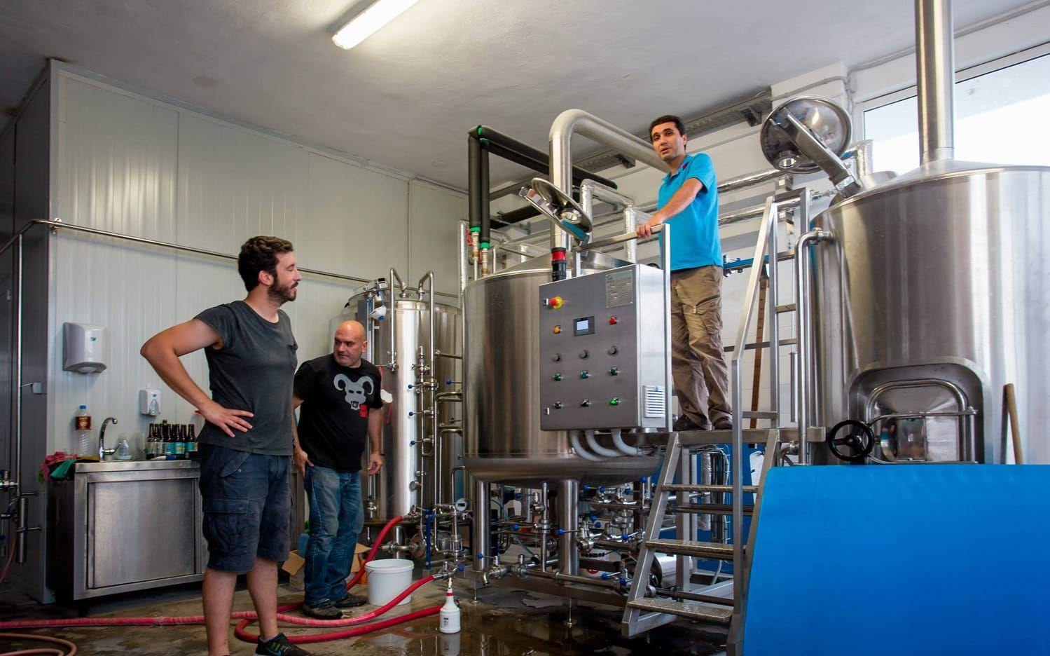 Från vänster: Theodoros Bizios, Vassilis Zegos och Ioannis Papathanasiou arbetar i sitt bryggeri. Bild: Olof Ohlsson.