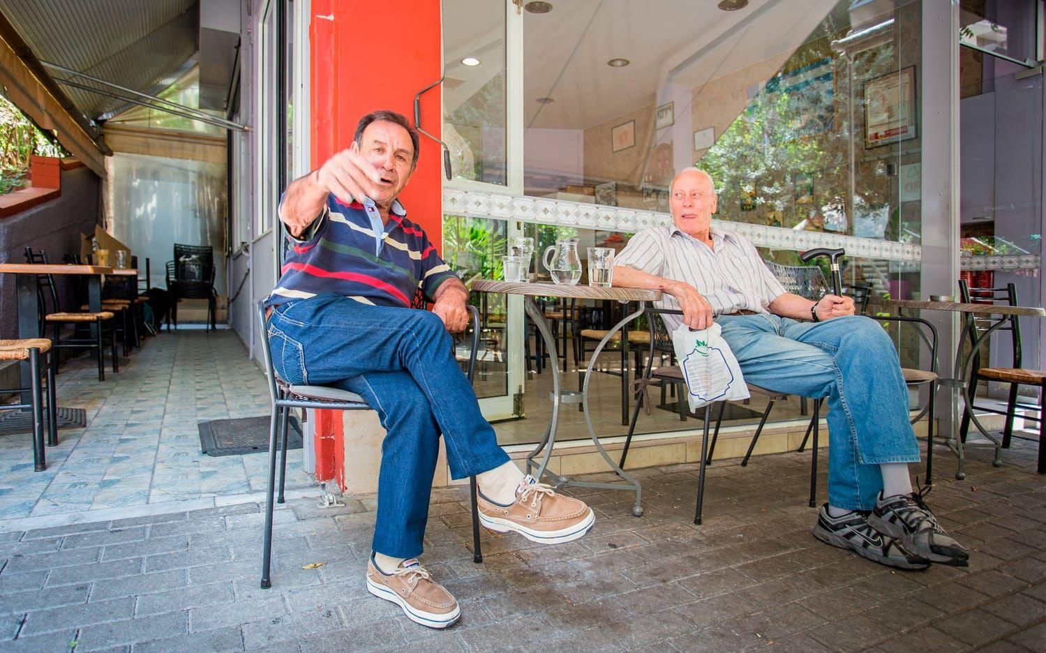 Kostas Morakis och Kostas Christianopoulos är stolta över att ha klarat sig genom den ekonomiska krisens svårigheter. Under krisens första år levde många familjer på sina äldre släktingars pensioner. Bild: Olof Ohlsson.
