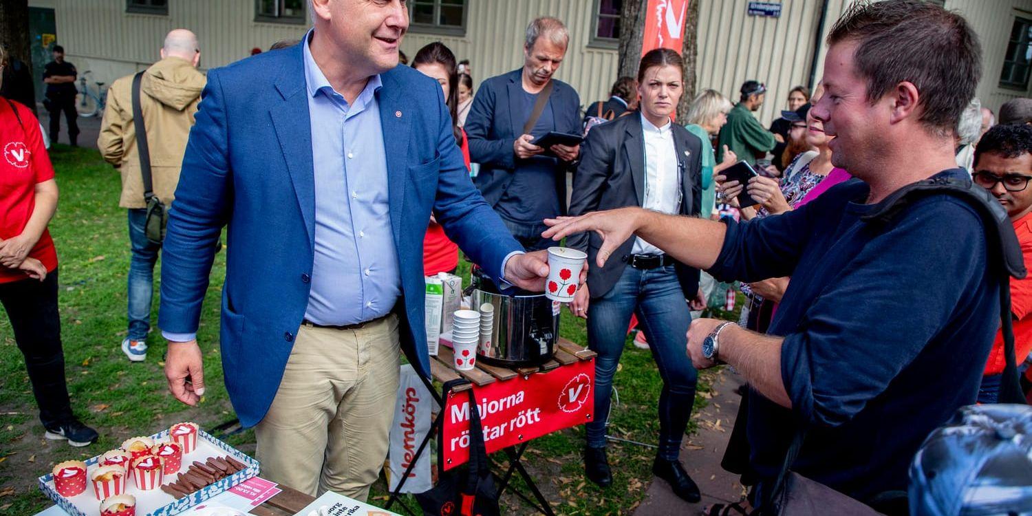 Jonas Sjöstedt (V) på valturné bjuder väljare på kaffe i Majorna under sitt besök i Göteborg på lördagen.