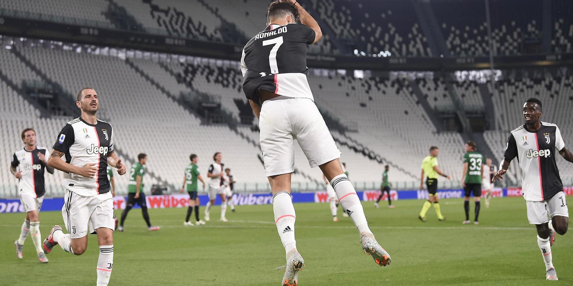 Cristiano Ronaldo firar sitt första straffmål mot Atalanta.