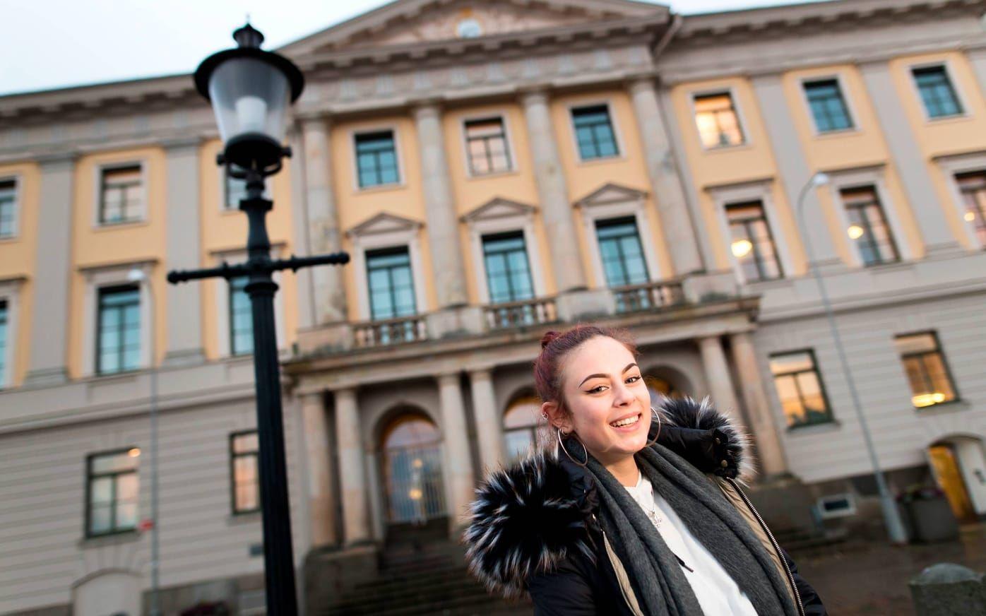 Lejla Kadiric, 16 år, ställer upp för tredje året i rad i ungdomsfullmäktige. Bild: Thomas Johansson.