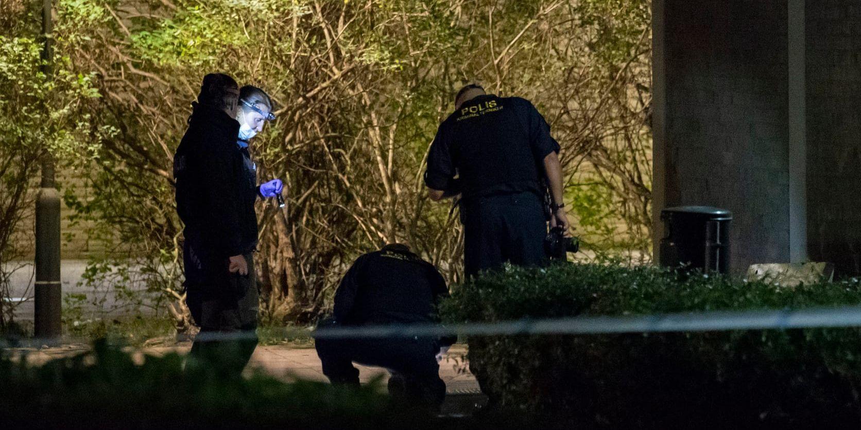 Polisens kriminaltekniker i arbete i stadsdelen Fosie i Malmö natten efter att en man i 20-årsåldern skjutits ihjäl på en innergård. Arkivbild.