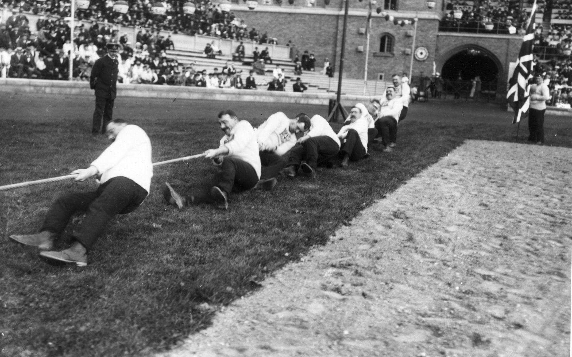 Det engelska laget i Dragkamp, som var en av grenarna i de olympiska spelen i Stockholm 1912. English team in tug-of-war at the olympics in Stockholm 1912.