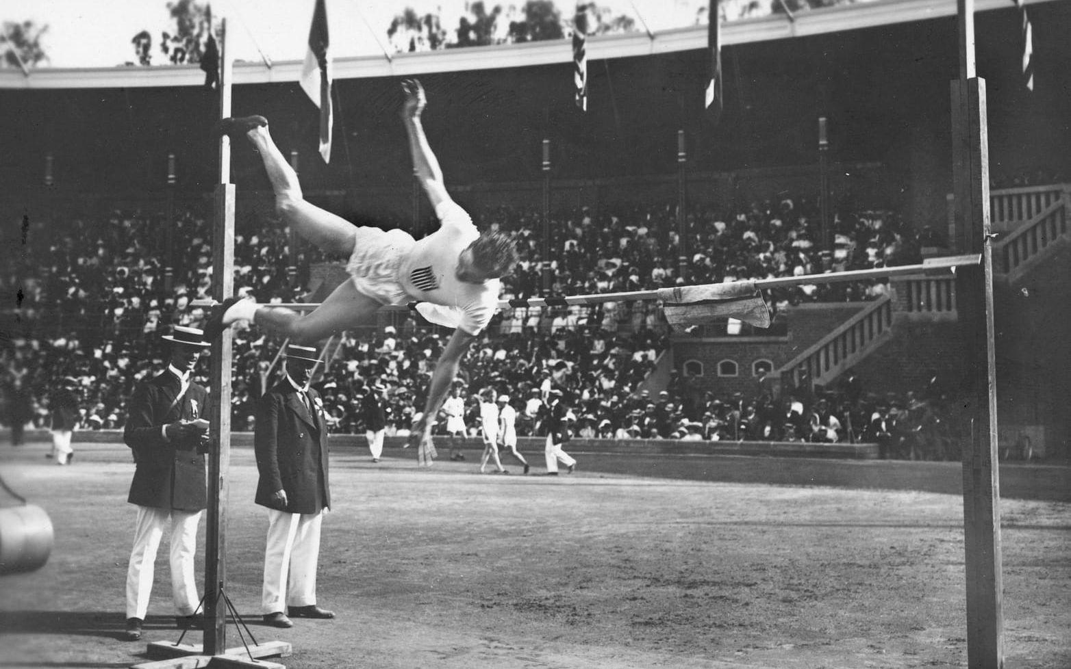Olympiska spelen i Stockholm år 1912. Amerikanen G. Horine i vann bronset i höjdhopp med ett hopp på 1,89.