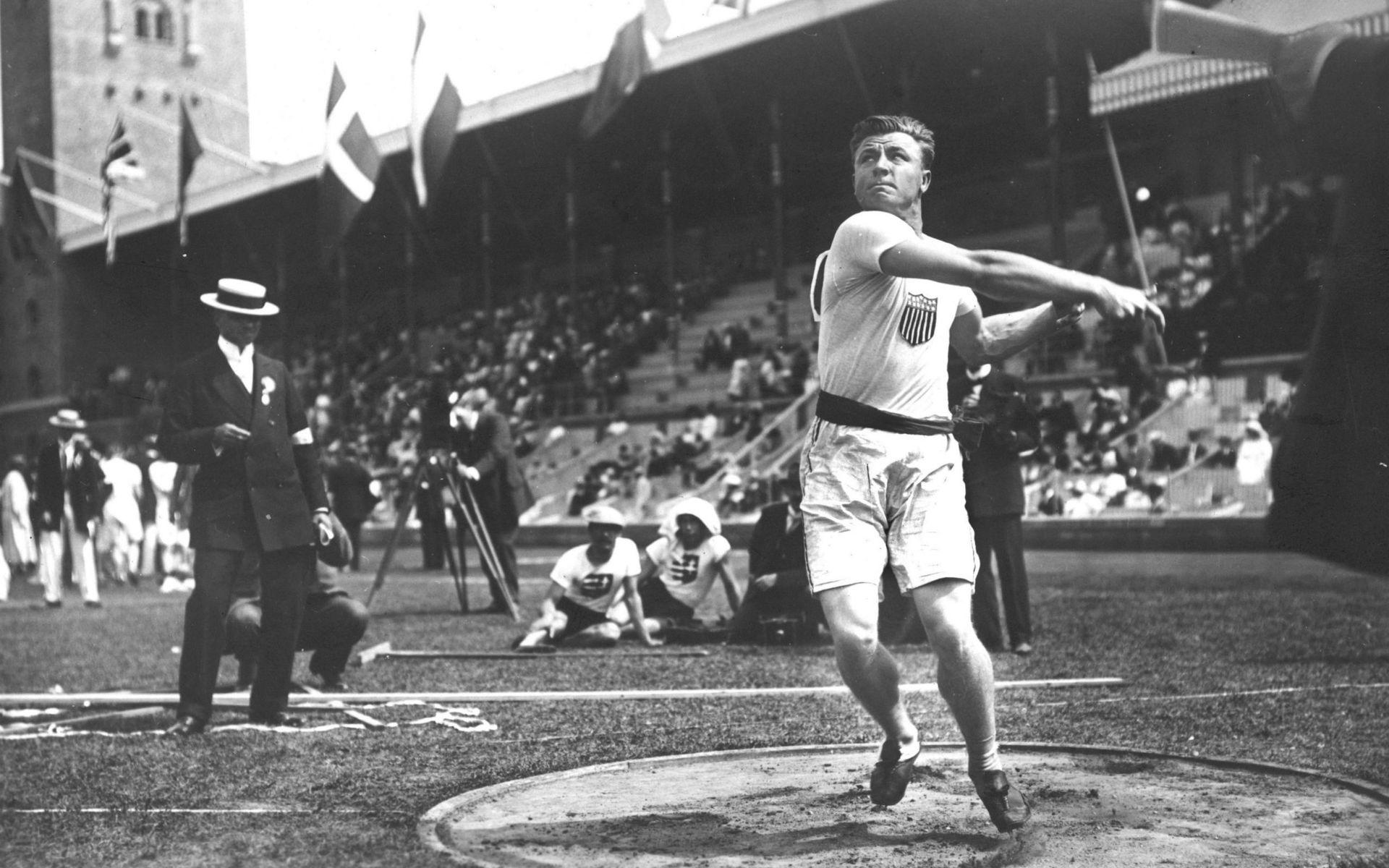 Olympiska spelen i Stockholm år 1912.  R. L. Byrd, USA. 2:a i diskuskastning, bästa hand. Resultat 45,21.