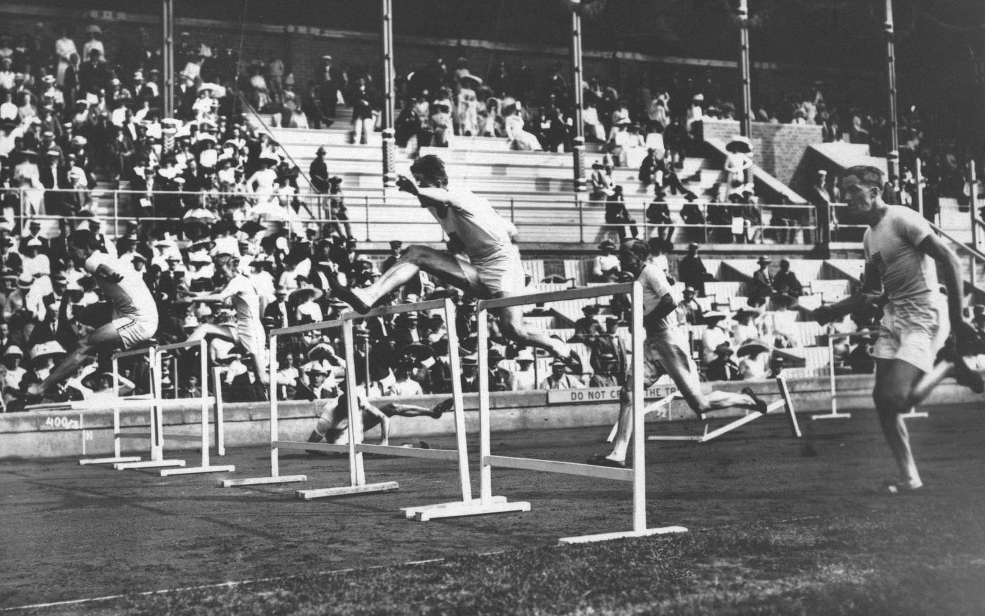 Olympiska spelen i Stockholm år 1912. Finalen på 110 m häck.  Vinner gör F.W. Kelly från USA.