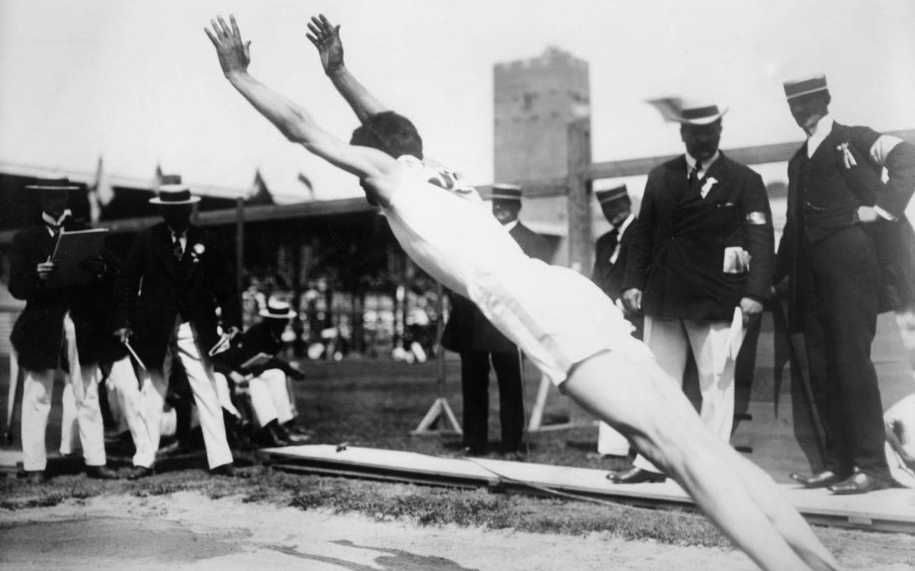 Greken C. Tsiclitiras, segrare i stående längdhopp vid olympiska spelen 1912 på Stadion i Stockholm. Han hoppade 3,37.