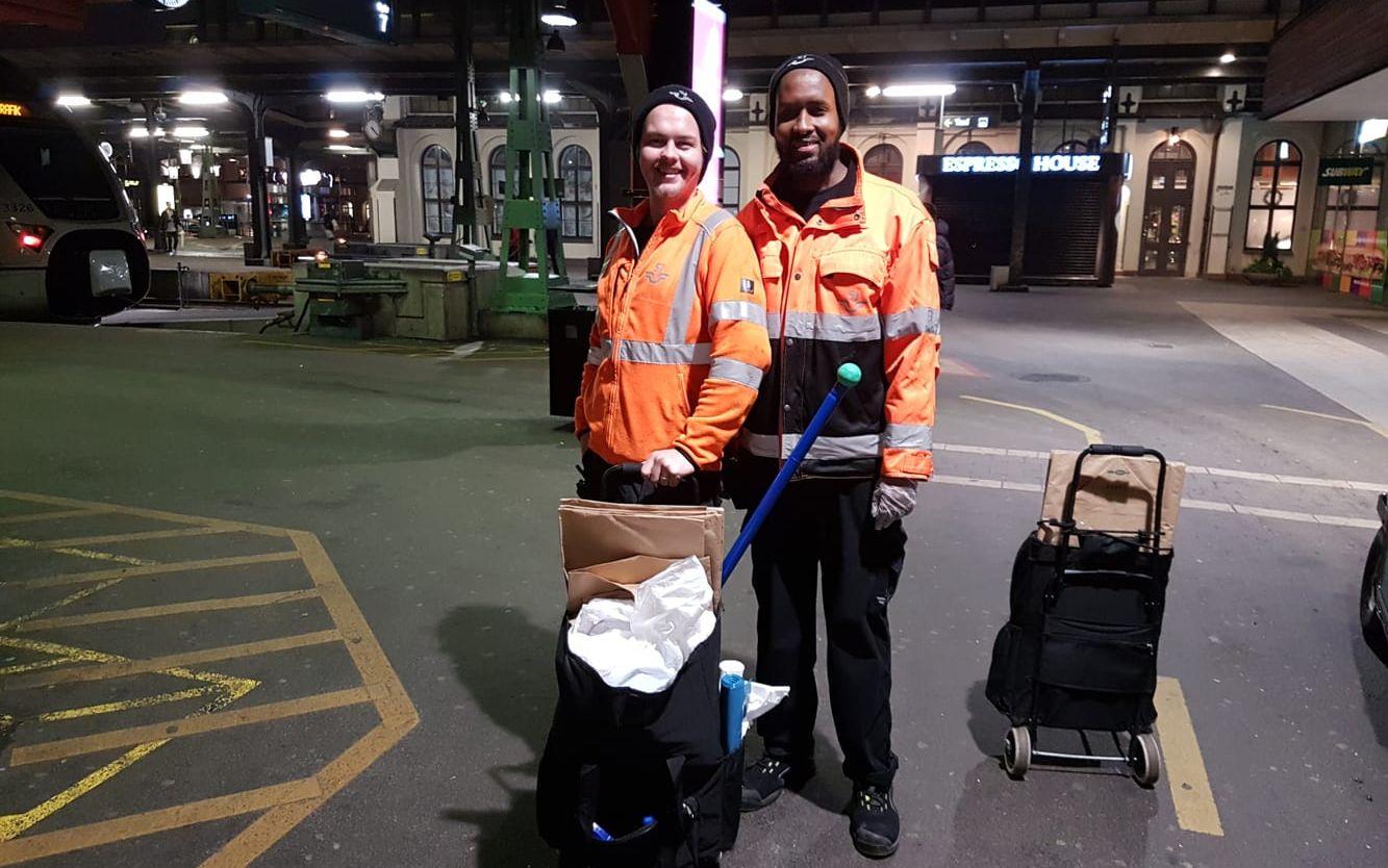 Fordonsoperatören Alexander Bram och komfortoperatören Mahad Hassan arbetar med att städa och ta hand om tågen på Göteborgs central på julafton.