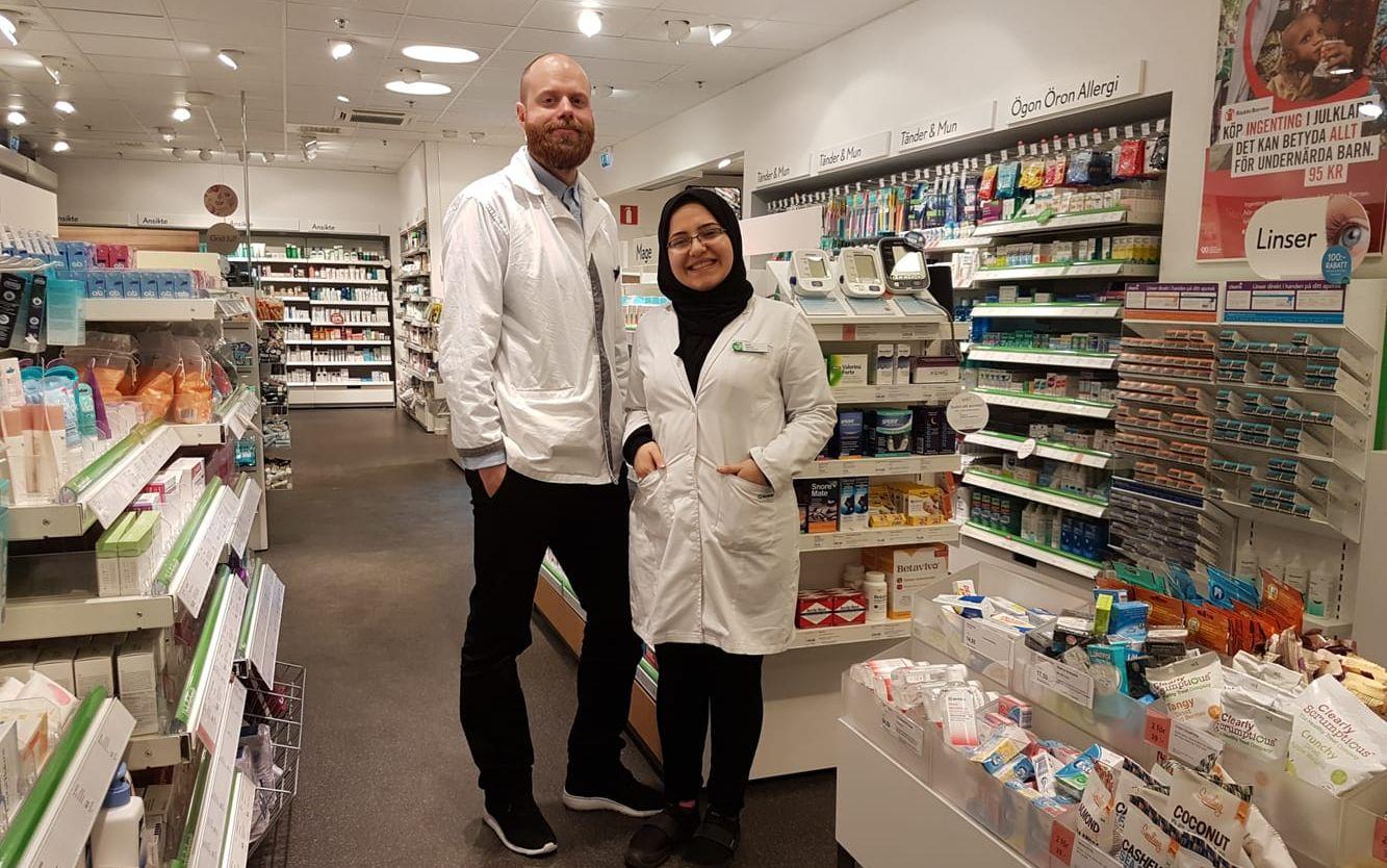 Apotekaren Sarah Aljailawi och apoteksteknikern Mantas Giga har sålt mycket magmedicin under dagen. "Folk förbereder sig innan julbordet", säger Sarah Aljailawi.
