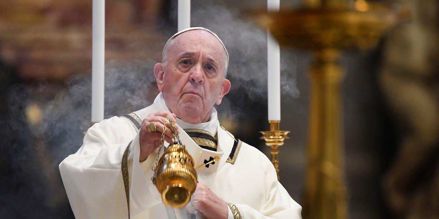 Påve Franciskus inleder mässan på påskdagen.