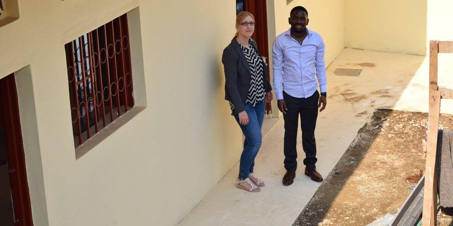 
     Tillsammans med fästmön Stefanie Hedén besökte Rebu i somras för första gången Kongo-Kinshasa sedan han lämnade landet. Här utanför kliniken i hemstaden Uvira. Bild: Privat 
   