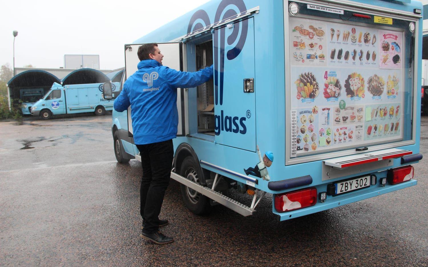 "Vi vill komma bort från uppfattningen om att glassbilen kommer på fasta tider och försöker öka flexibiliteten" säger Rickard Hällström, platschef på Hemglass i Mölnlycke. Bild: Lisa Henricson