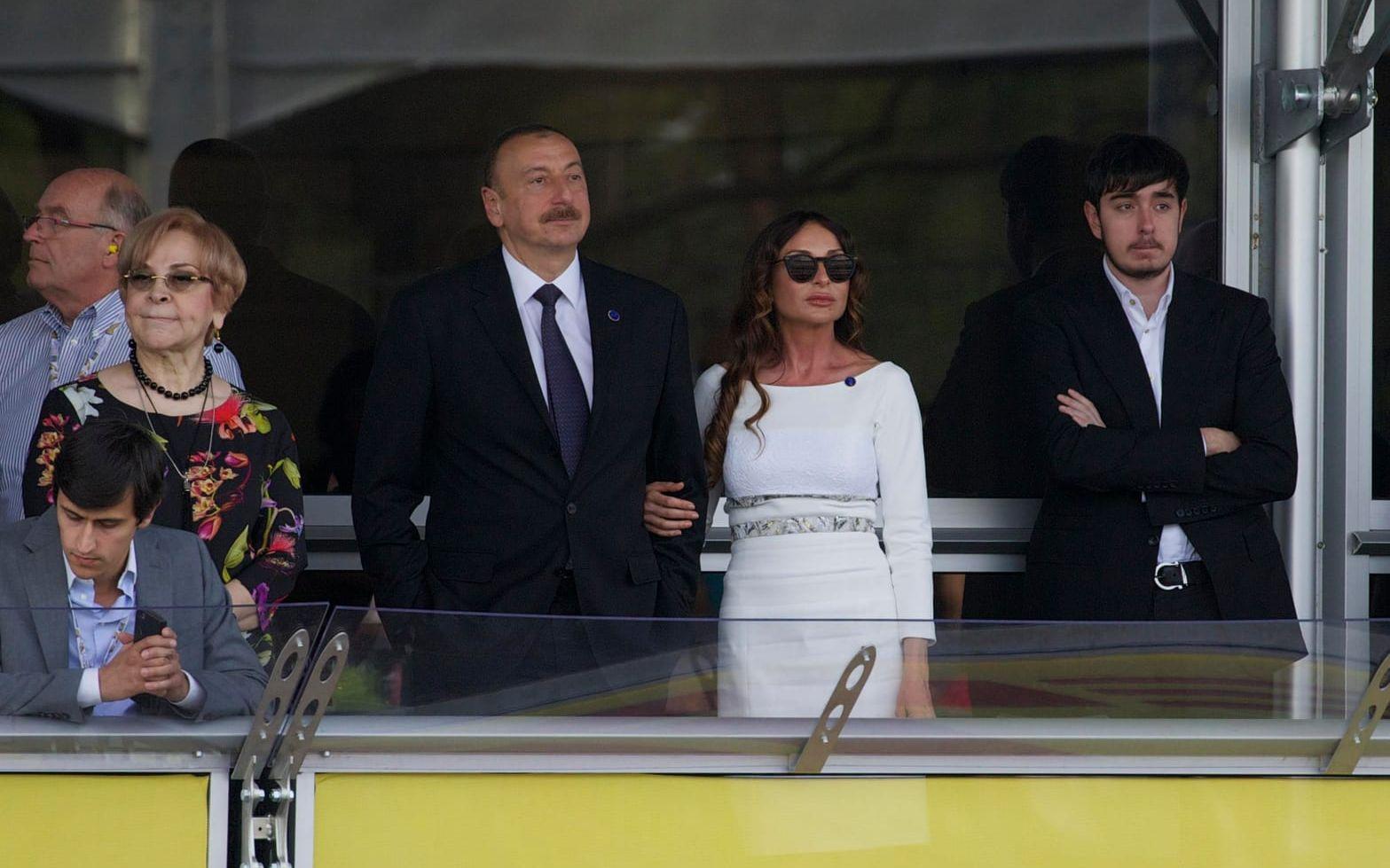 Ilham Aliyev sägs styra landet som en diktatur och skendemokrati samt förfölja och fängsla regimkritiker. Här med hustrun Mehriban Aliyeva under Azerbajdzjan Formel 1-tävling. Bild: TT