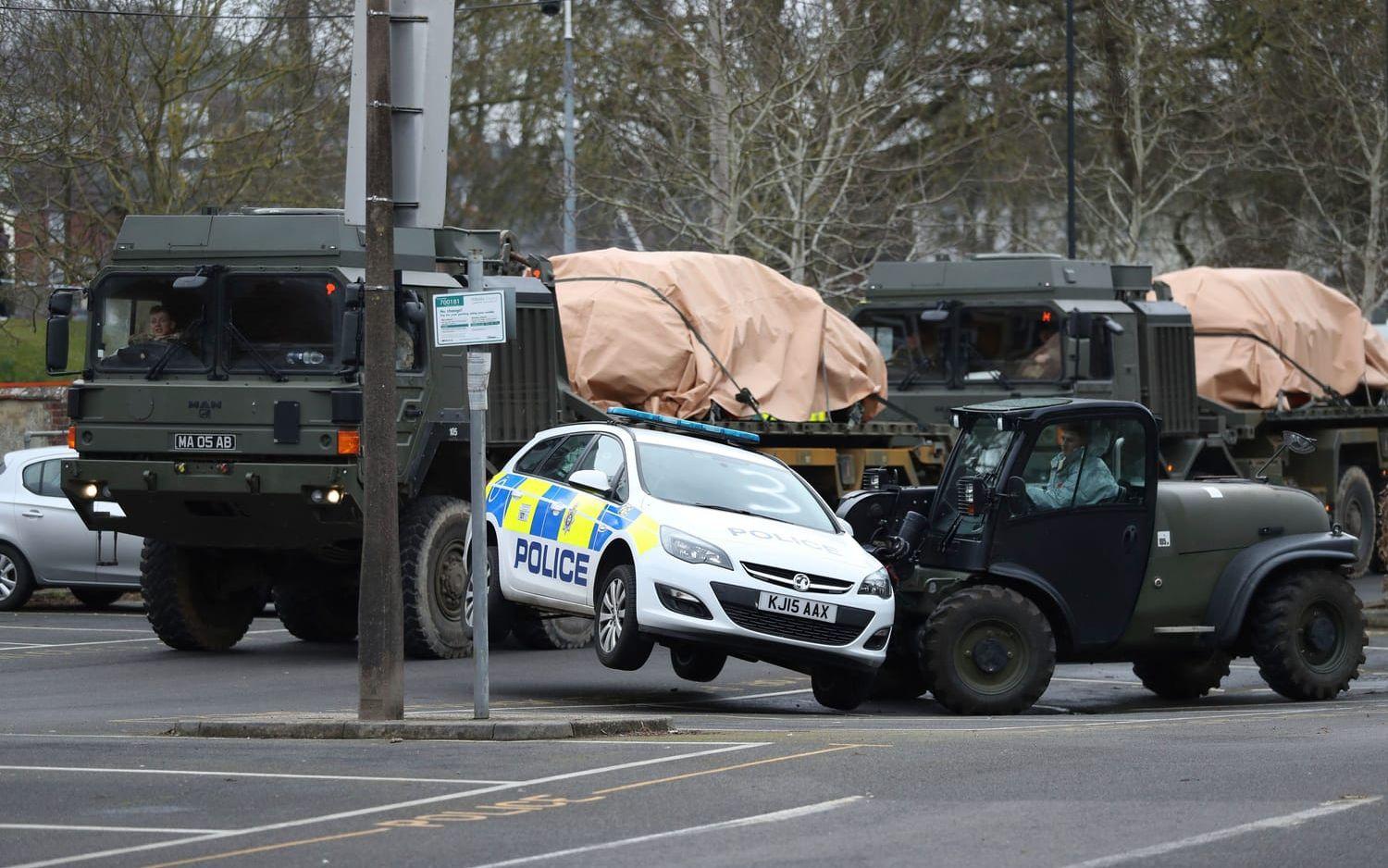 Militär flyttar en polisbil från en parkering i Salisbury.
