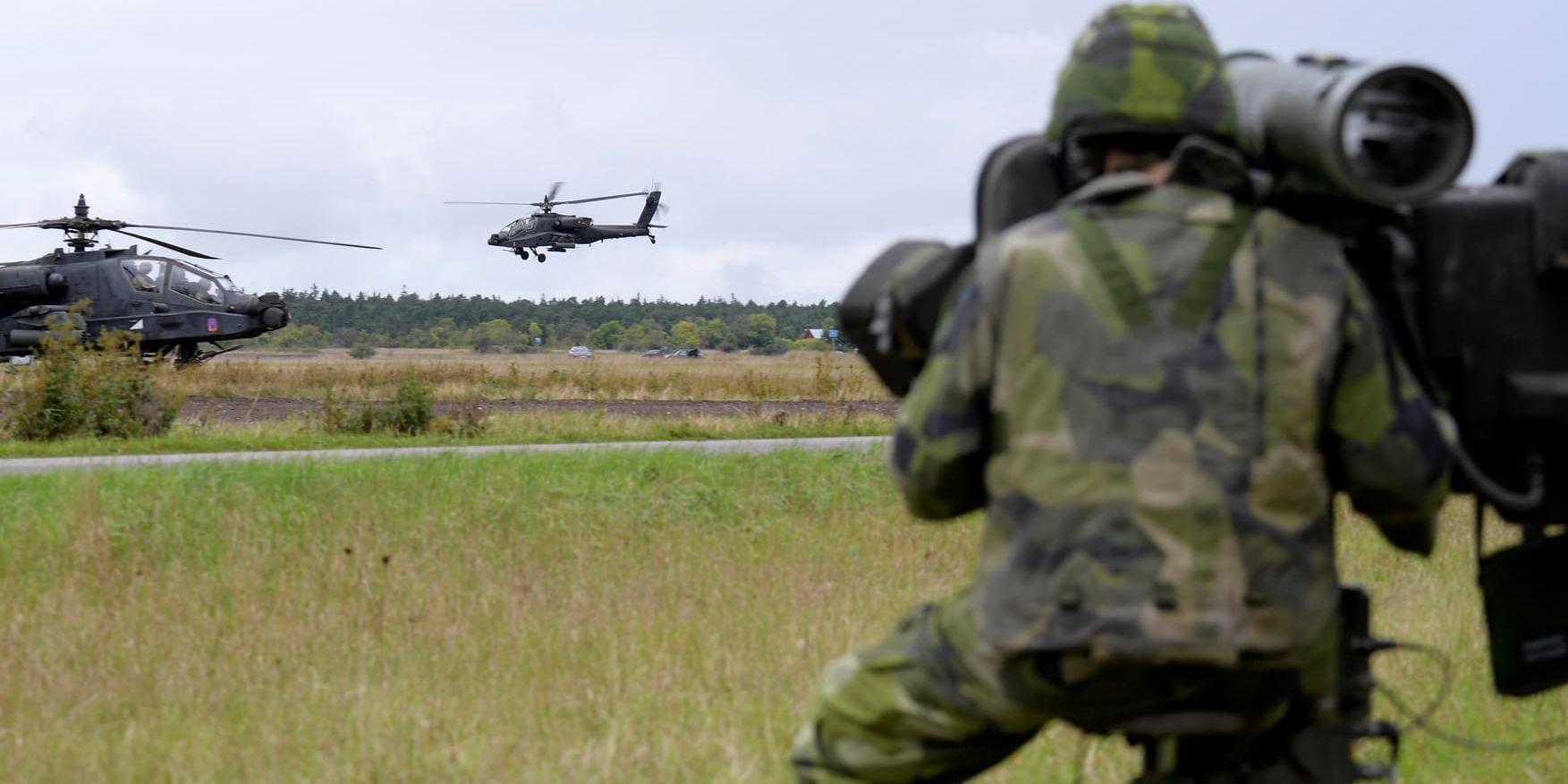 Svenskt luftförsvar övar för första gången mot attackhelikoptrar. Detta skedde på tisdagen på Gotland under pågående militärövning Aurora 17. Amerikanska attackhelikoptrar av typen AH-64 simulerade fiende.