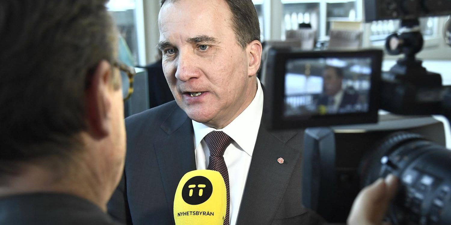 Statsminister Stefan Löfven (S) pratar med journalister i samband en partiledardebatt i riksdagen. Arkivbild.