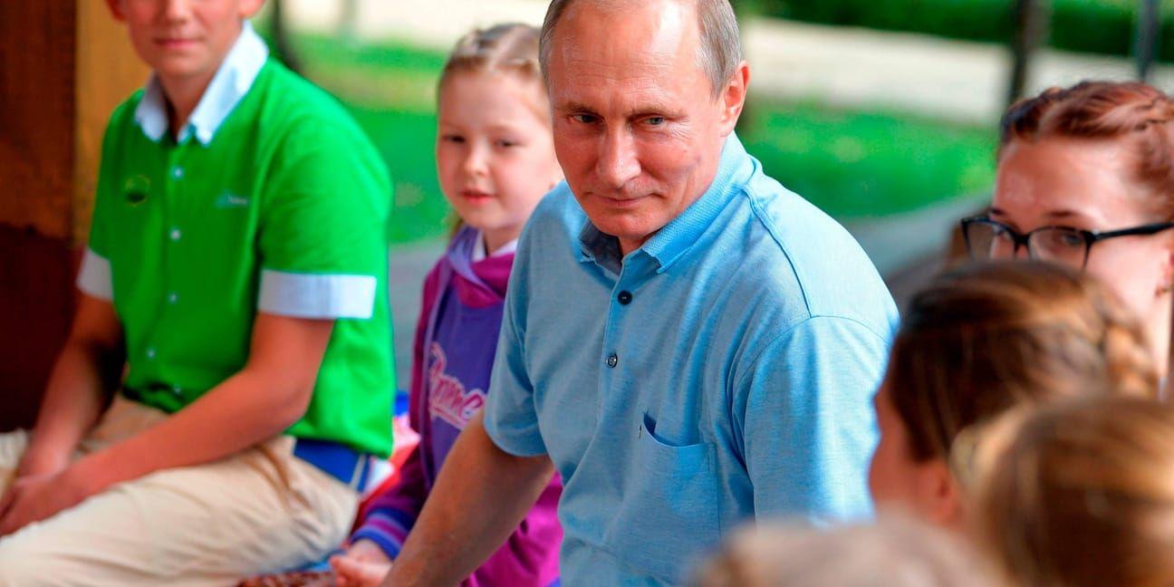 Rysslands president Vladimir Putin vid besöket på sommarlägret Artek på Krim.
