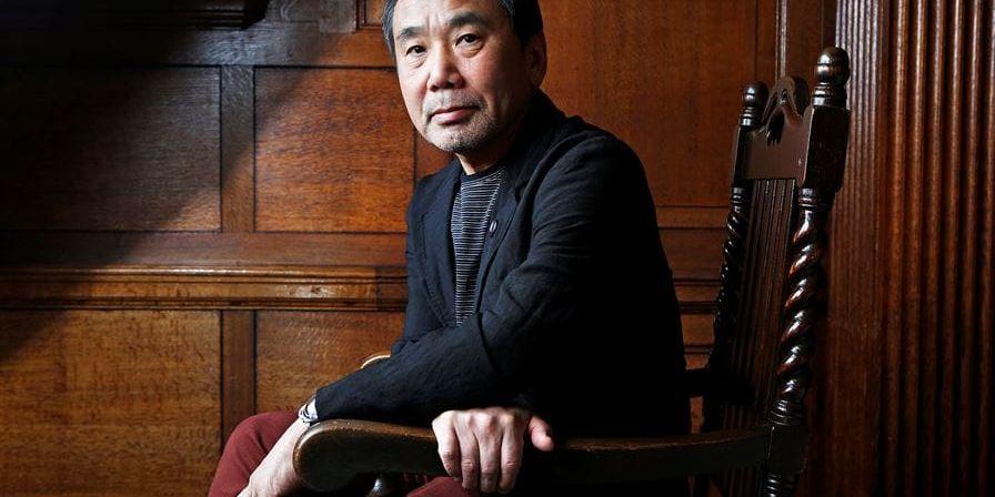 Delar kritikerna. Haruki Murakamis namn nämns ofta i Nobelprissammanhang, men hans stil delar kritikerna i två läger. De som tycker han är flummig och och gubbsjuk och de som hyllar honom som en virtuos berättare med vulkanartad fantasi.