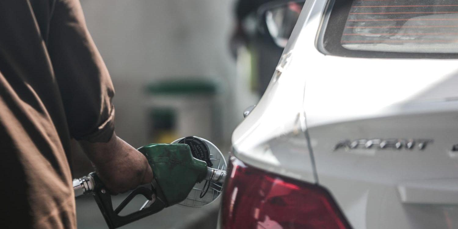 En saudisk bilist tankar. Från årsskiftet höjdes bensinpriset i Saudiarabien med uppemot 127 procent. Arkivbild.