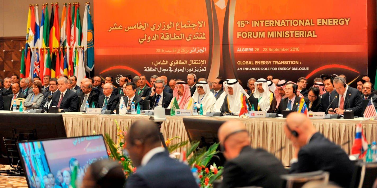 Energiministrarna från Opec och andra oljeproducerande länder håller möte i Alger.