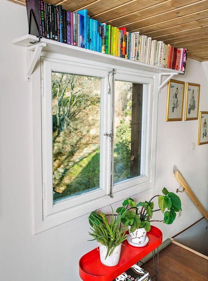 Utrymmen ovanför fönster är utmärkta platser för böcker. Att färgkoordinera dem ger en fin effekt. Foto: Claudio Bresciani/TT