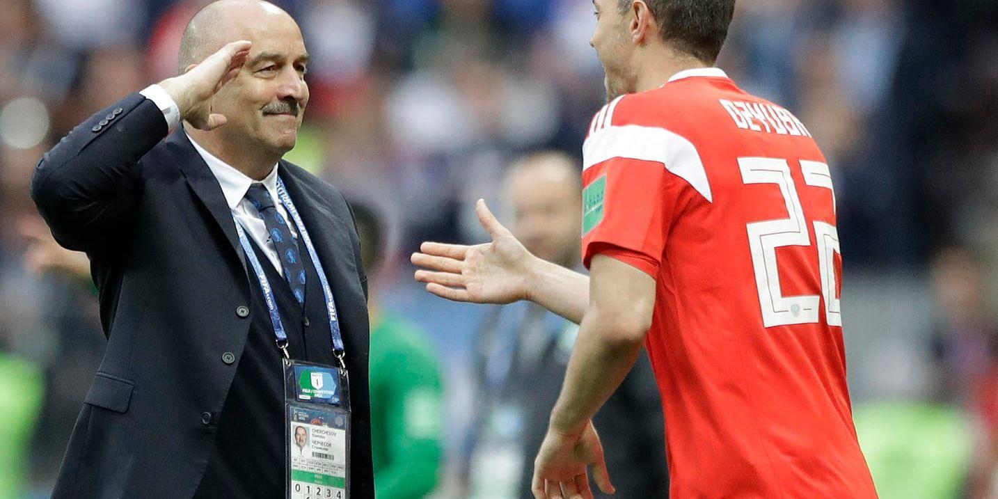 Tack för den! säger Rysslands förbundskapten Stanislav Tjertjesov med en honnör till anfallsbjässen Artiom Dziuba efter det ryska 3–0-målet mot Saudiarabien i VM-premiären.