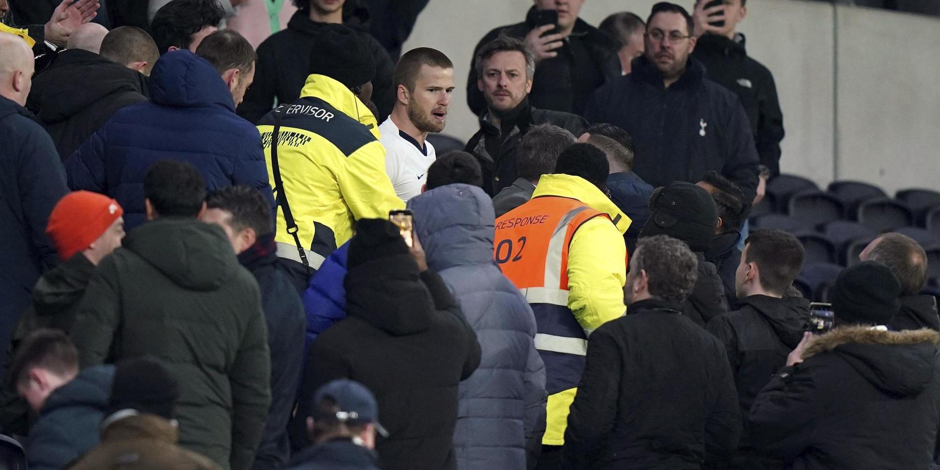 Eric Dier straffas efter att ha jagat en supporter på läktarplats på Tottenham Hotspur Stadium i London i mars. Arkivbild.