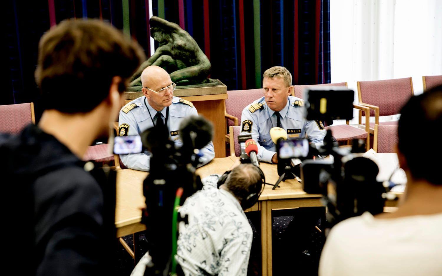 Regionpolischefen Erik Nord och områdeschefen Klas Friberg höll en presskonferens under söndagen där de berättade om sin kollegas död. Bild: Per Wahlberg