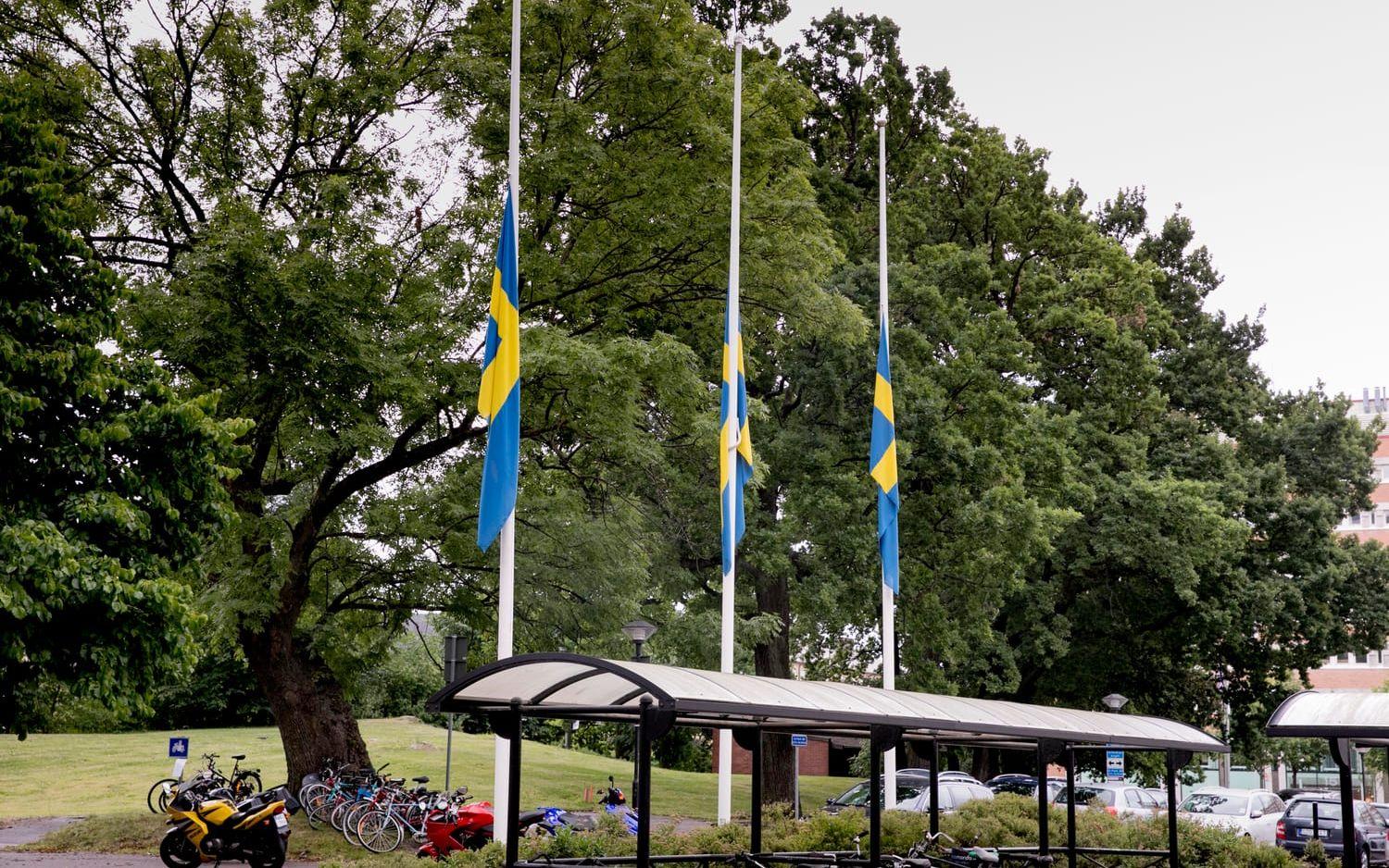 På polisstationen i Göteborg vajade flaggan på halv stång. Bild: Per Wahlberg