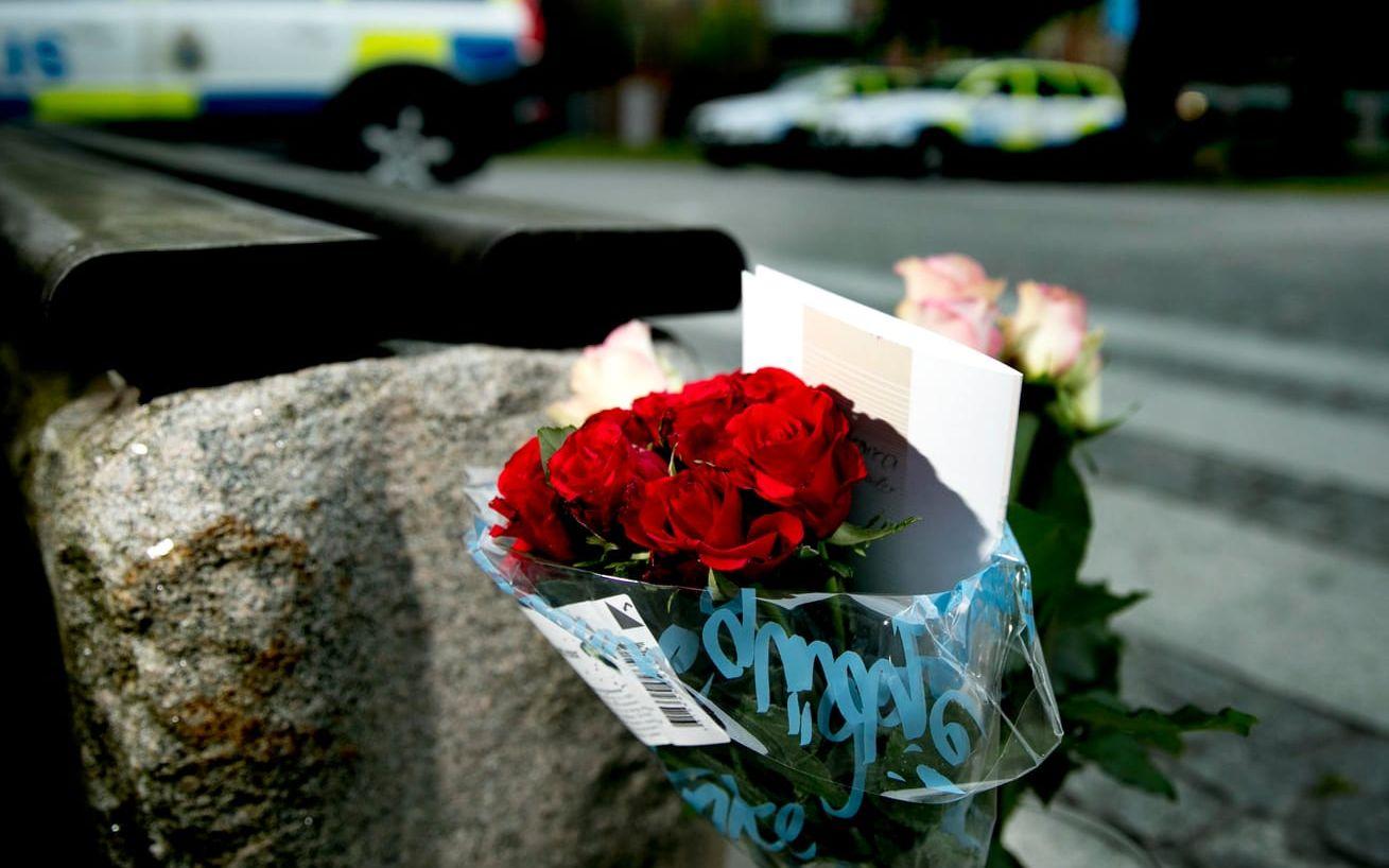 På polisstationen i Göteborg hade någon också lämnat en bukett rosor för att visa allmänhetens stöd. Bild: Per Wahlberg