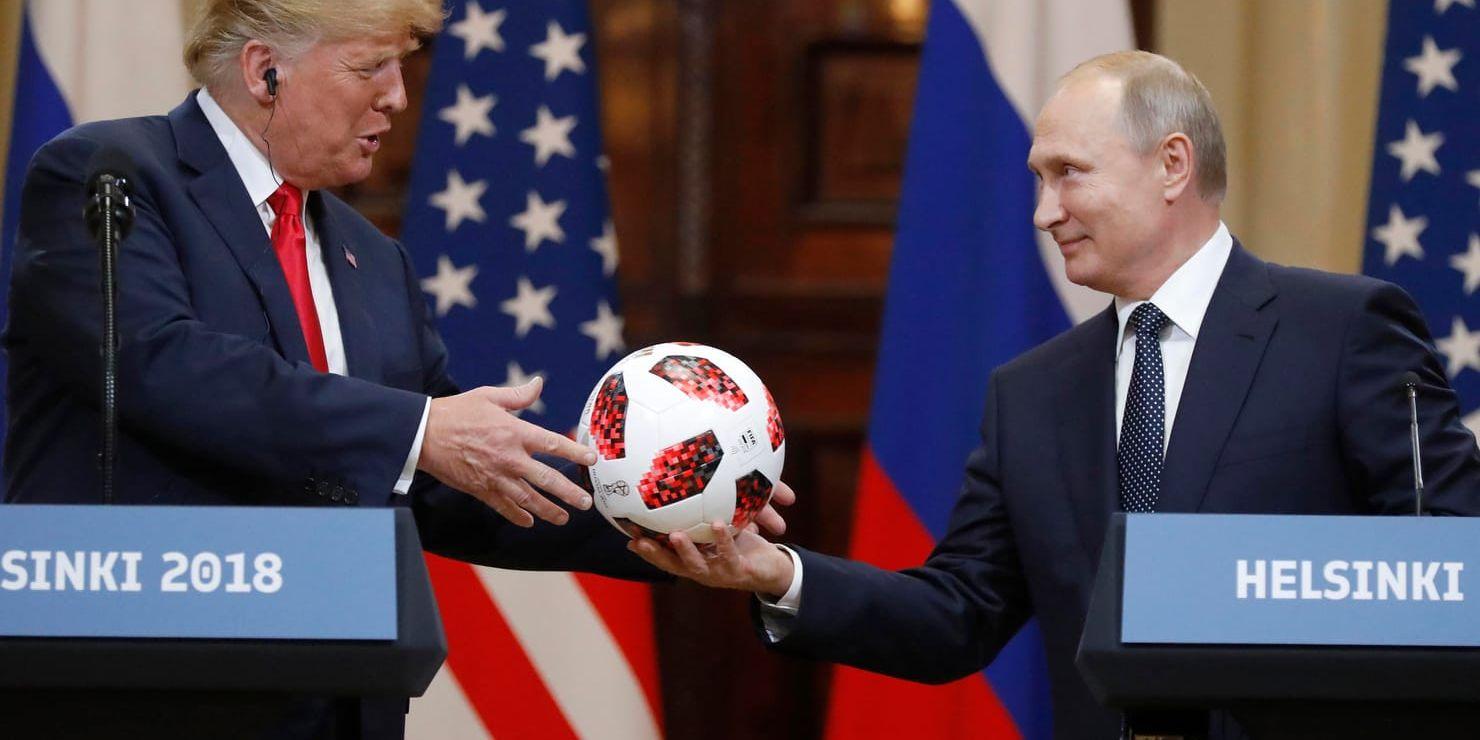 Med anledning av det nyss avslutade fotbolls-VM fick Donald Trump en boll av Vladimir Putin efter deras möte i Helsingfors.