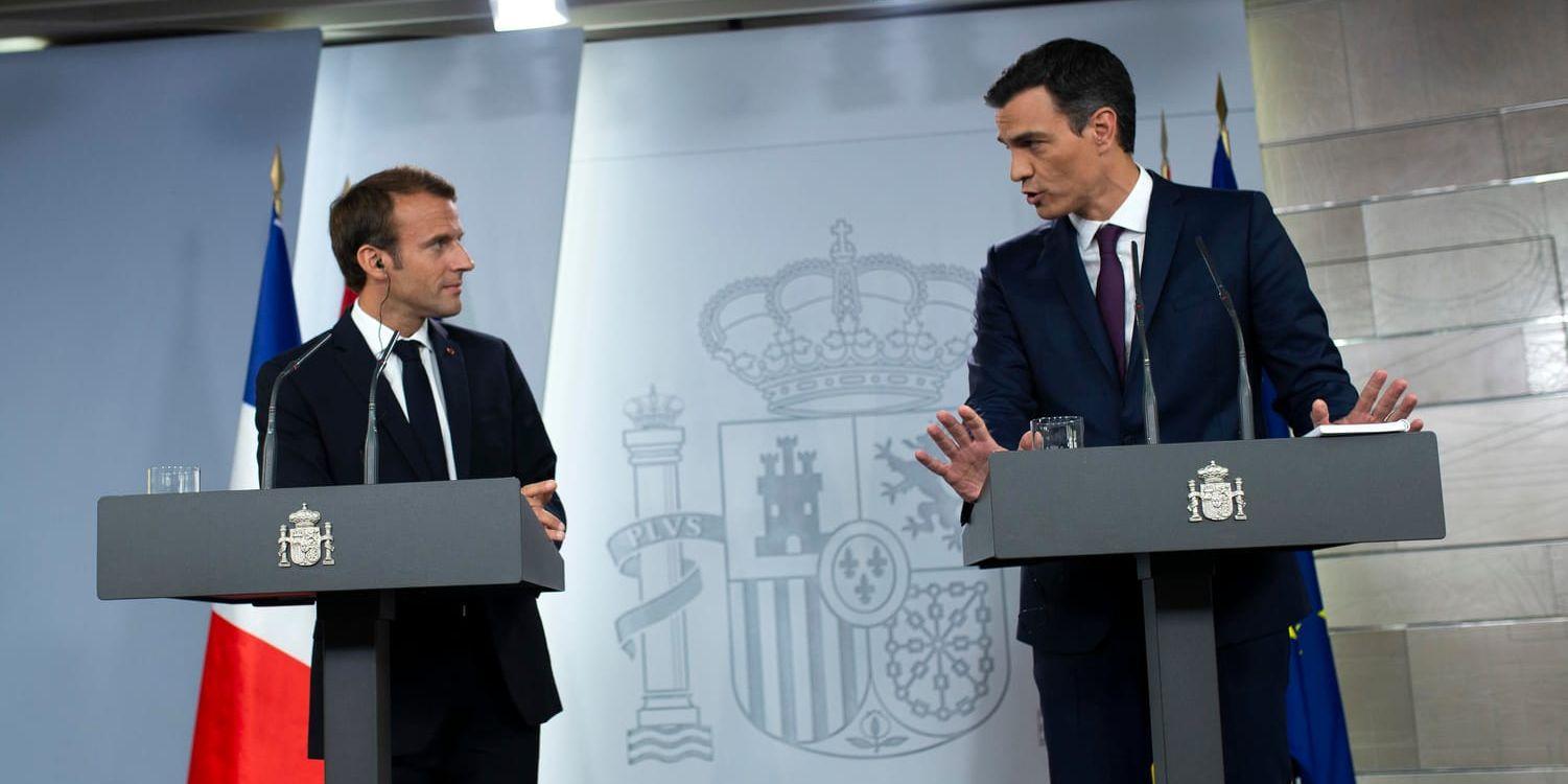 Frankrikes president Emmanuel Macron, till vänster, och Spaniens premiärminister Pedro Sánchez under en presskonferens efter deras möte i Madrid på torsdagen.