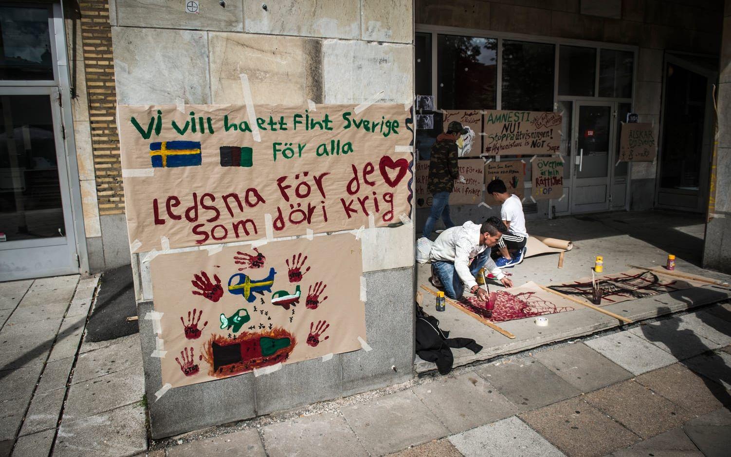 De har varit där för att protestera mot utvisningar till Afghanistan. Bild: Olof Ohlsson