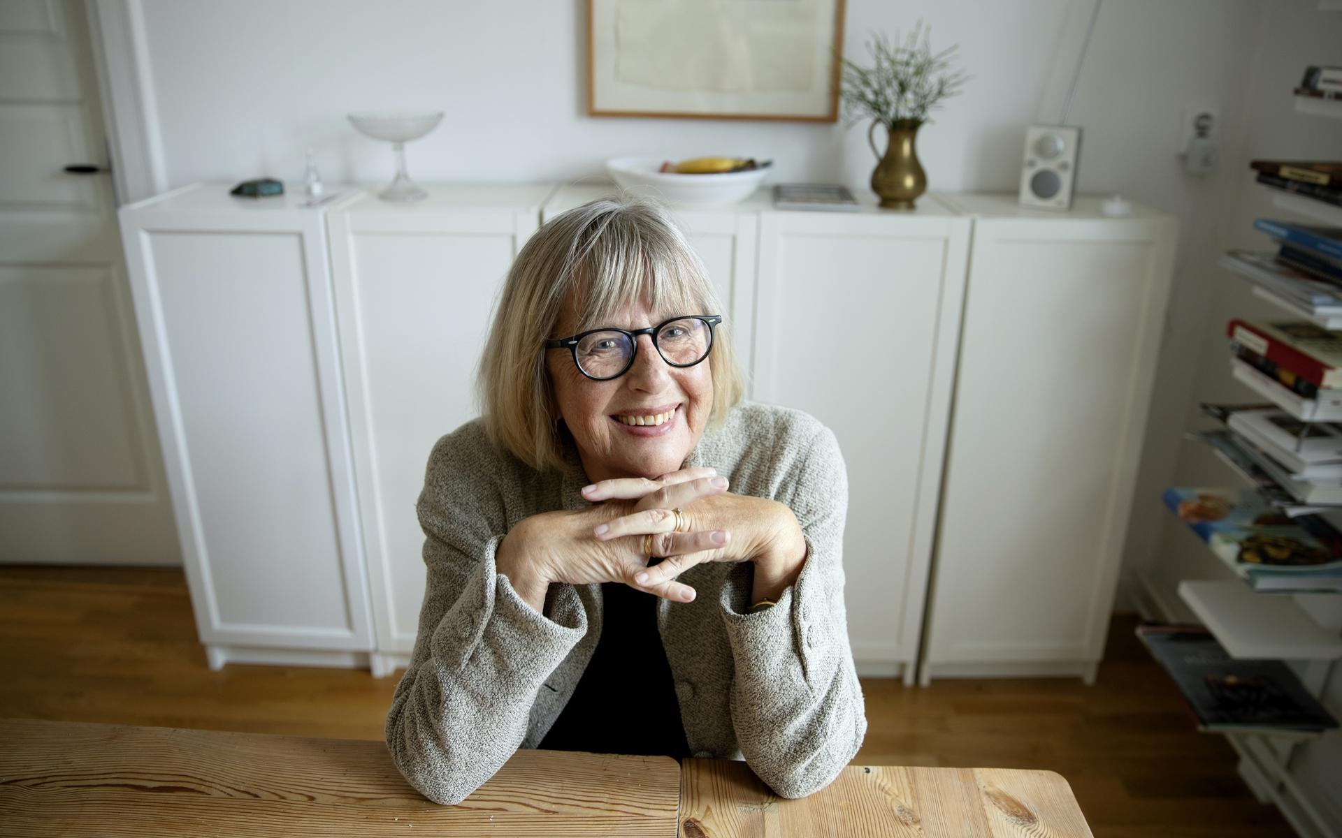 Lisbeth Larsson var född i Vara och kom till Göteborgs universitet år 2000, som innehavare av en professur i litteraturvetenskap med inriktning mot genus, den första i sitt slag i landet.