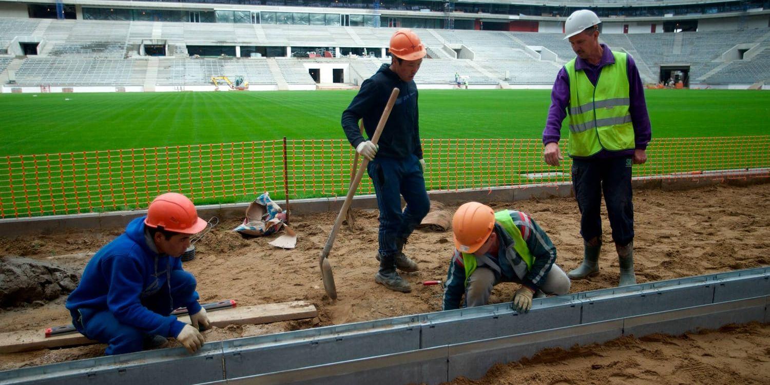 Luzjnikijstadion i Moskva är planerad arena för både öppningsmatch och final i fotbolls-VM 2018. Människorättsorganisationen Human Rights Watch säger att Fifa har misslyckats med att säkerställa rimliga arbetsförhållanden för dem som bygger arenorna inför mästerskapet. Arkivbild.