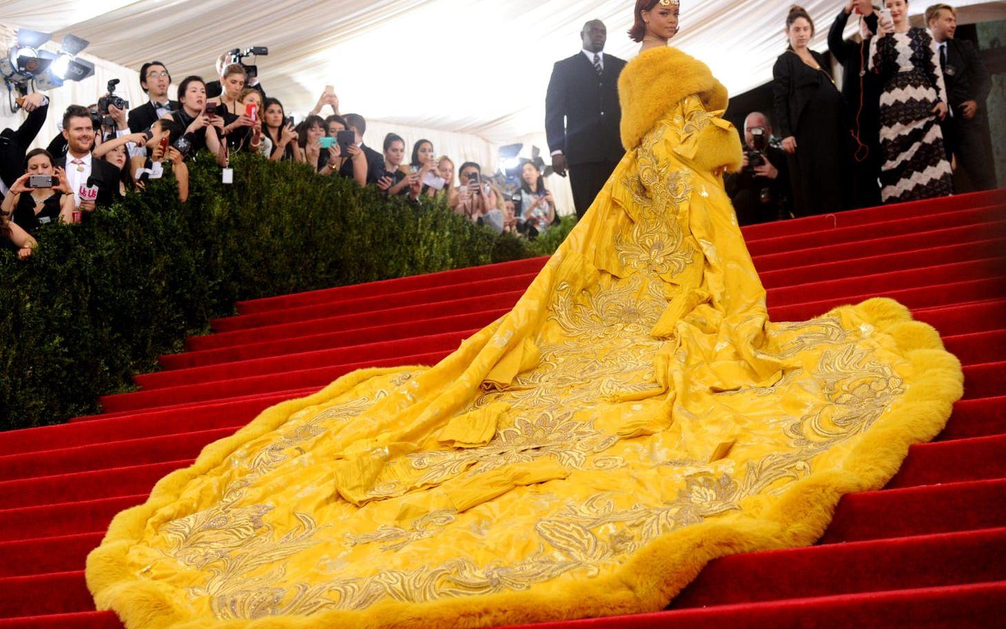 Rihanna 2015 i en handgjord klänning av den kinesiska designern Guo Pei. Enligt Rihanna ska den ha tagit två år att göra och hon köpte den på Internet.
