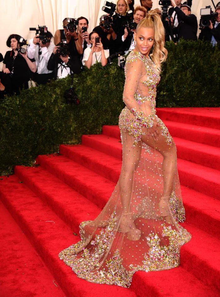 Beyoncé på Met-galan 2015 i en Givenchy-klänning.